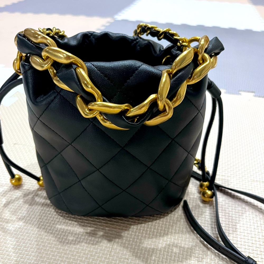 Elegant Black leather Quilted Bag with Gold Chain. Handbag or crossbody